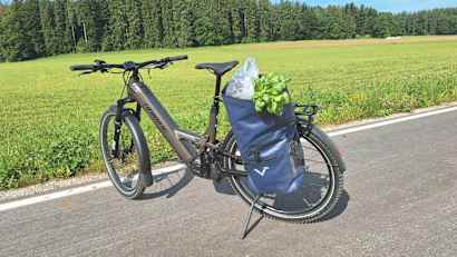 Ein mit einer Satteltasche belandenes E-Bike-Haibike ADVENTR 10