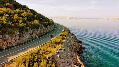 Panoramaaufnahme der Küstenstraße in Kroatien.