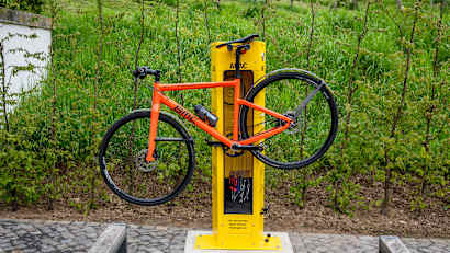 Ein Fahrrad hängt an einer Radservice Station des ADAC