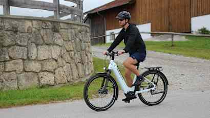 Ein Mann fährt auf einem Simplon Kagu :e E-Bike