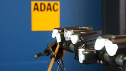 Fahrradleuchte während des ADAC Tests zur Fahrradbeleuchtung