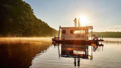 Ein Hausboot auf der Havel im Sonnenuntergang