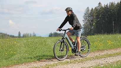 Ein Mann fährt auf einem E-Bike Kalkhoff Entice L Season