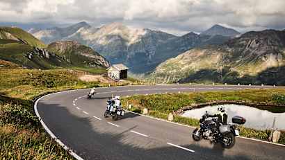 Drei Motorräder fahren auf der Hochalpenstraße Richtung  Großglockner