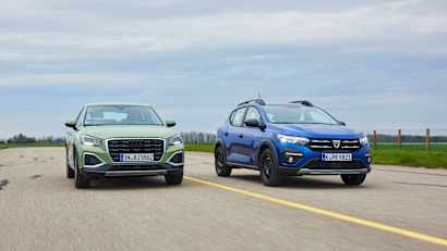 Audi Q2 und Dacia Sandero fahren nebeneinander