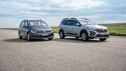 Der Dacia Jogger und VW Touran fahrend nebeneinander
