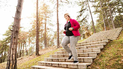 Eine übergewichtige Frau die an Diabetes Typ 2 leidet beim Sport machen draussen