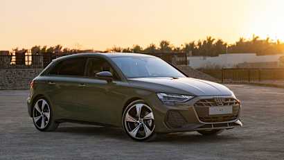 Front und Seitenansicht eines stehenden Audi A3 nach Facelift