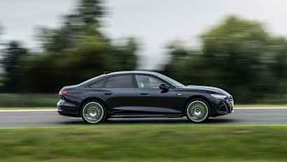 Seitenansicht einer fahrenden Audi A6 Limousine