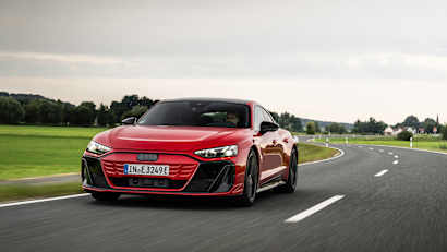 Frontansicht eines fahrenden Audi e-tron GT nach Facelift