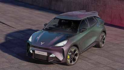 Front und Seitenansicht eines stehenden Cupra Raval