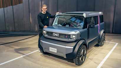 ADAC Redakteur Andreas Huber steht neben einem Dacia Hipster Concept