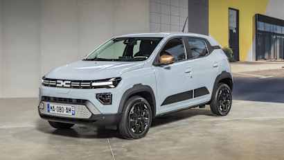 Der neue Dacia Spring Facelift frontal seitlich stehend zu sehen