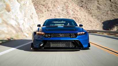 Der neue Ford Mustang GTD fahrend von vorne zu sehen