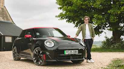 Redakteuer Anderas Huber mit dem Mini John Cooper Electric in Midnight Black