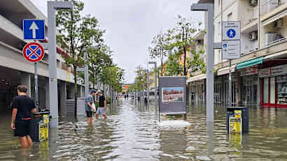 In Bibione, einer Küstenregion in Venetien (Italien), fielen innerhalb weniger Stunden beachtliche 245 Millimeter Regen, was zu massiven Überflutungen führte.