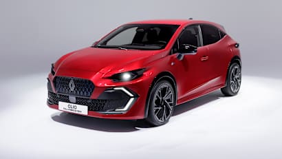 Dreiviertelansicht eines stehenden Renault Clio von vorne