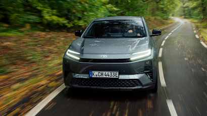 Frontansicht eines fahrenden Toyota C-HR+