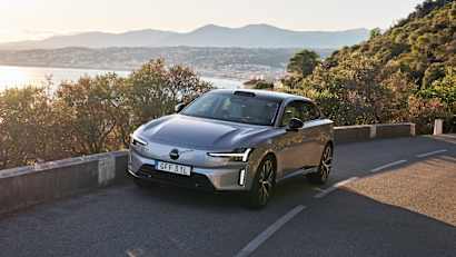 Frontansicht eines fahrenden Volvo ES90