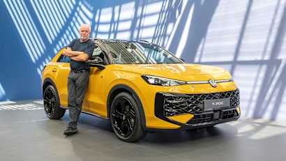 ADAC Redakteur Wolfgang Rudschies lehnt an einem VW T-Roc