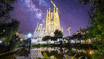 Barcelona bei Nacht mit Blick auf die Sagrada Familia