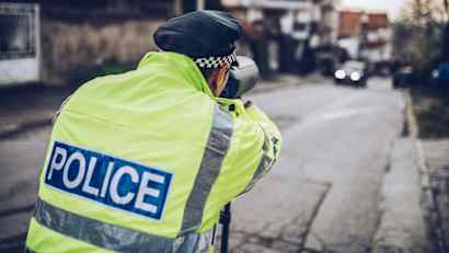Englischer Polizist bei der Geschwindigkeitsmessung