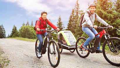 Vater und Tochter fahren mit dem Fahrrad