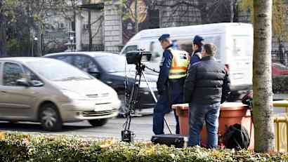 Polizeibeamte die in Budapest das Temop kontrollieren