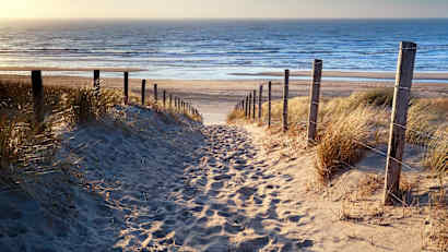 Aufgang zum Meer an der Küste in den Niederlanden