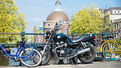 Ein Motorrad steht in Amsterdam