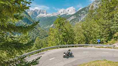 Ein Motorradfahrer auf dem Weg zum Vrsic Pass