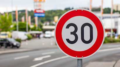 Ein Tempolimit 30 Schild steht am Straßenrand