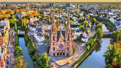 Luftaufnahme der Kirche Saint Paul in Straßburg - Elsass, Frankreich