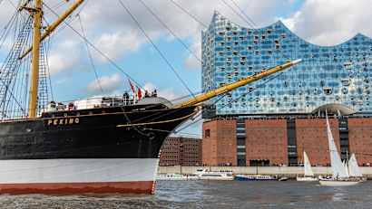 das Schiff "Peking" fährt an der hamburger Elbphilharmonie vorbei