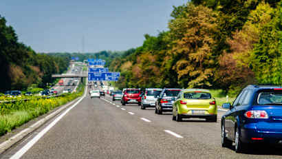 Autos stehen im Stau auf einer deutschen Autobahn