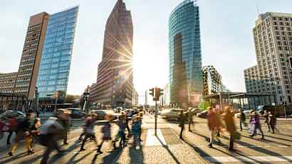 Fußgänger auf dem Potsdamer Platz in Berlin im Gegenlicht