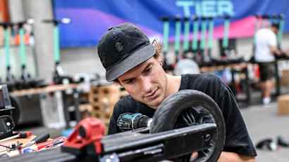Mechaniker repariert E-Scooter