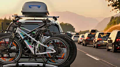 Die Reisewelle rollt am frühen Morgen auf der Autobahn A8 München Salzburg in Richtung Landesgrenze