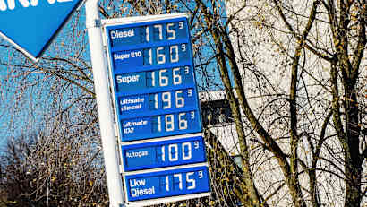 Ein Preisschild einer Tankstelle mit aktuellen Spritpreisen