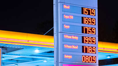 Eine Shelltankstelle Nachts beleuchtet in Berlin