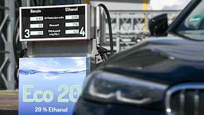 Ein PKW parkt vor einer E20-Tankstelle