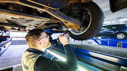 Ein älteres Auto wird beim TÜV auf Mängel geprüft