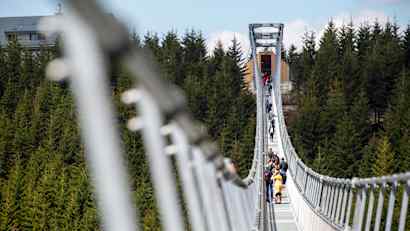 Die neu eröffnete Skybridge 721 in Dolni Morava, Tschechien. Die derzeit längste Fußgänger-Hängebrücke der Welt