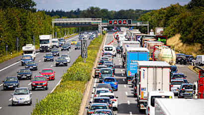 Stau auf der A2 zu Beginn der Sommerferien