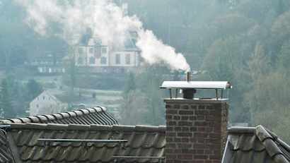 Rauch steigt aus einem Kamin