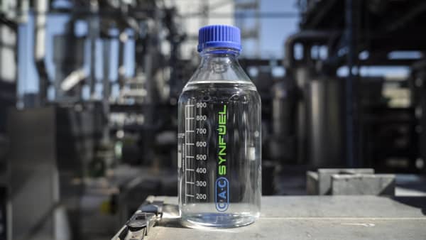 Така изгледа eFuel од фирмата CAC, без додаден биоетанол (фото: ADAC)