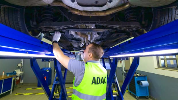 Fahrzeugbodenuntersuchung ADAC Prüfzentrum Hamburg