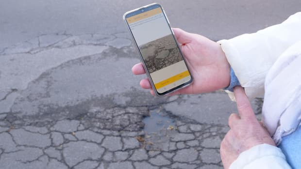 Ansicht App auf Straßenschäden