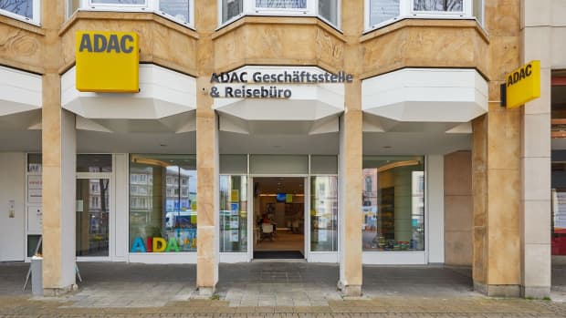 ADAC & Reisebuero Darmstadt Eingang und Schaufenster
