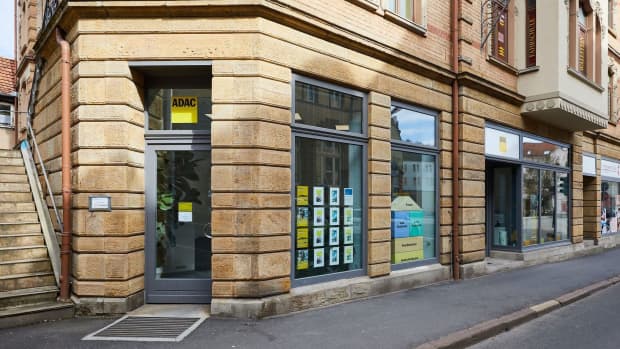 ADAC Eisenach barrierefreier Eingang und Schaufenster
